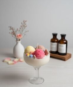 Alternative view of Vela Artesanal con diseño de helado / Copa con 3 bolas de helado y adornos de frutas y galleta