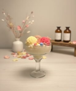 Vela Artesanal con diseño de helado / Copa con 3 bolas de helado y adornos de frutas y galleta
